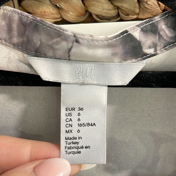 EUC H&M Gray Flora V-Neck Wrap Blouse Size 6/S - Picture 4 of 9